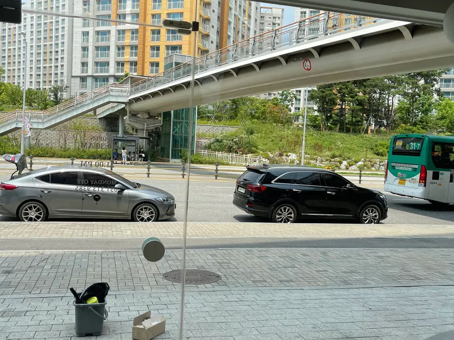 역삼동 카페 유리창 청소 작업 현장 4