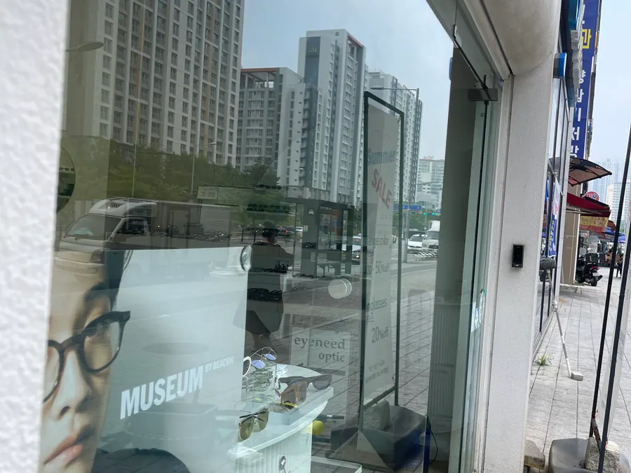 안경원 유리창 청소 작업 현장 2