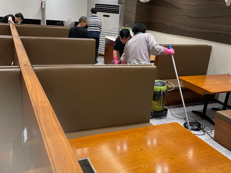 쇼핑센터 식당 바닥 대청소 작업 현장 2